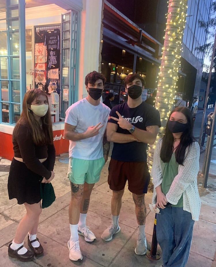 It’s been a while since we’ve seen those fan pics IM SOFT 🥺