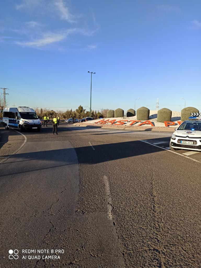 PuertoLocal092's tweet photo. Control de movilidad con #PoliciaNacional a la entrada y salida de #Puertollano
Recuerda que tenemos cierre perimetral en todos los municipios de la provincia de Ciudad Real.
Sólo puedes salir por causas justificadas.
Medidas reforzadas #NIVELIII
#Colabora #Respeta https://t.co/C0SEmqwisX