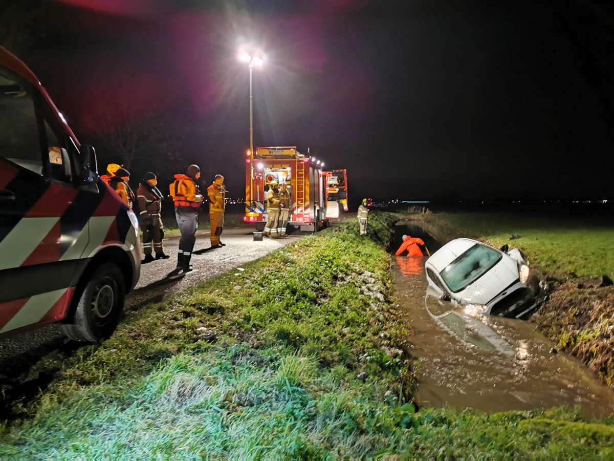 ZHZActueel's tweet photo. Op de Hoogbloklandseweg tussen Gorinchem en Hoogblokland is een auto in het water gereden. Brandweer is ter plaatse, inzittende(n) waren bij aankomst van de hulpdiensten al uit het voertuig. https://t.co/LPulUF73k4