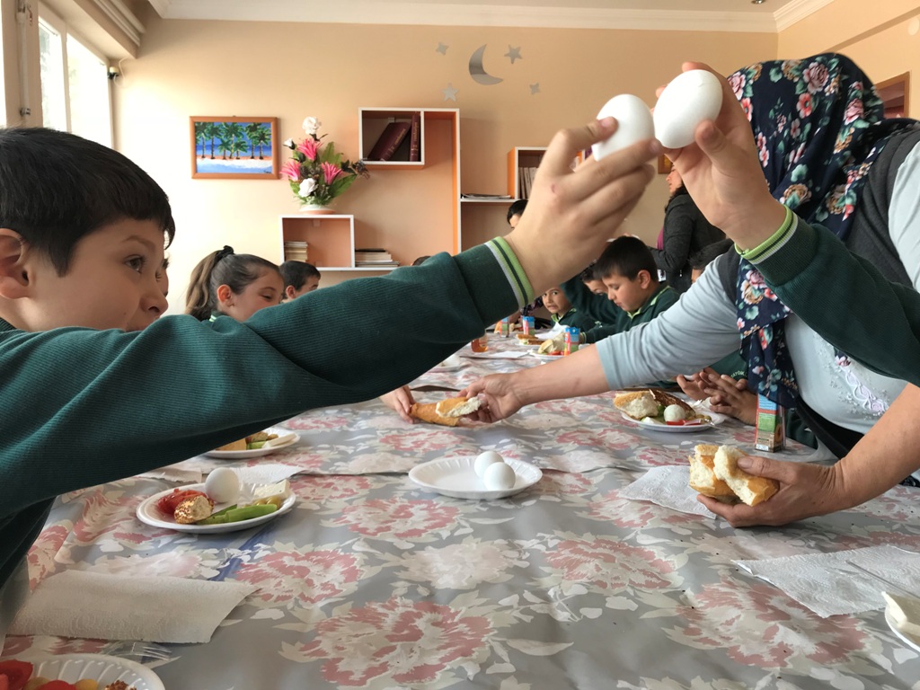 AtaturkManisa's tweet photo. Sağlıklı nesiller için sağlıklı beslenme çalışması yaptık öğrencilerimizle kahvaltı yaptık.
#EğitimdeKöprübaşı
@KoprubasMem 
@mdikici45
 @il_mem_45
 @tcmeb
 @ziyaselcuk
@AtaturkManisa https://t.co/8UAkwhoUN3