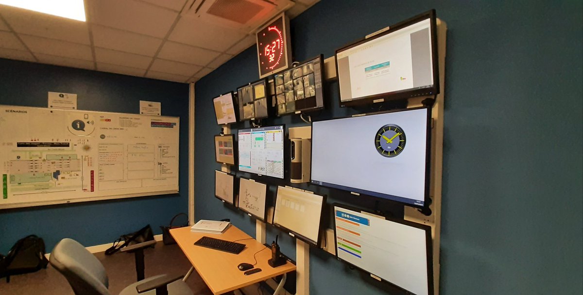 EmmanuelTEBOUL's tweet photo. Aujourd'hui, tournée à @VilleSaintDenis. Les agents de @LigneH_SNCF me présentent leur CCO. Très beau projet pour gérer les incidents et améliorer l'information voyageur. Bravo !
#InformationFirst https://t.co/IzrgGzZPqz