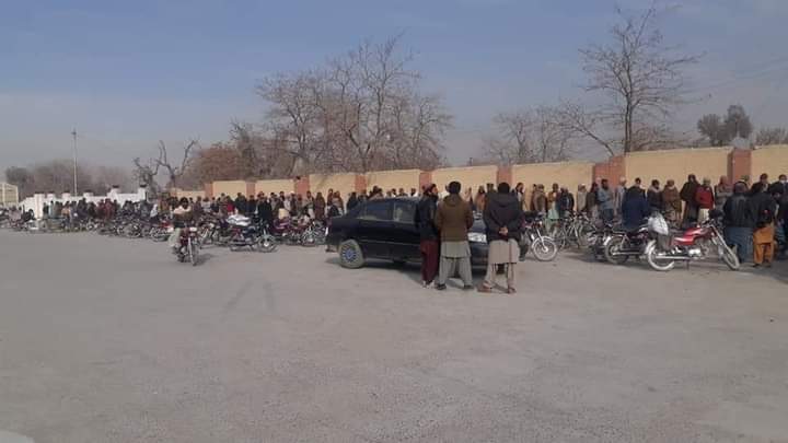 Sarawanbaloch's tweet photo. آج بلوچستان سیکرٹریٹ کے عقب میں مہنگائی کے ہاتھوں پسے لاچار اور مجبور لوگوں کی آٹا خریدنے کیلئے  لمبی لائن دیکھ کر آمریت کی یاد ایک بار پھر تازہ ہوگئی۔ بہت دکھ ہوا کہ نئے پاکستان میں ہمیں مزید سہولت ملنے کی بجائے انیس سو ننانوے والی پوزیشن پر واپس لے گئے
#Btv #BalochistnTv https://t.co/sJZOpfJHzK
