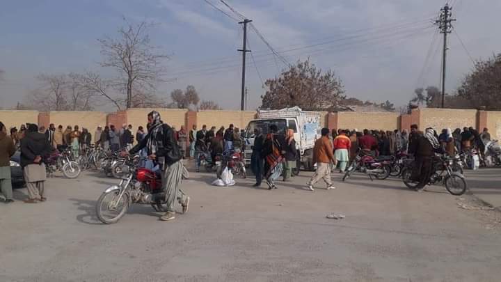 آج بلوچستان سیکرٹریٹ کے عقب میں مہنگائی کے ہاتھوں پسے لاچار اور مجبور لوگوں کی آٹا خریدنے کیلئے  لمبی لائن دیکھ کر آمریت کی یاد ایک بار پھر تازہ ہوگئی۔ بہت دکھ ہوا کہ نئے پاکستان میں ہمیں مزید سہولت ملنے کی بجائے انیس سو ننانوے والی پوزیشن پر واپس لے گئے
#Btv #BalochistnTv