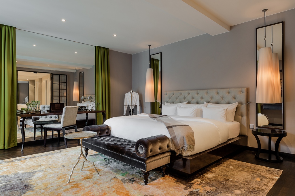 The beautiful interiors of HOTEL ZOO (@hotelzooberlin) are created by the famous Dayna Lee (@powerstripstudio). In this elegant bedroom is our Aspinall bench that adds a luxurious statement. ⁠
#georgesmithfurniture #hotelzoo #daynalee #powerstripstudio⁠
georgesmith.com/interior-desig…