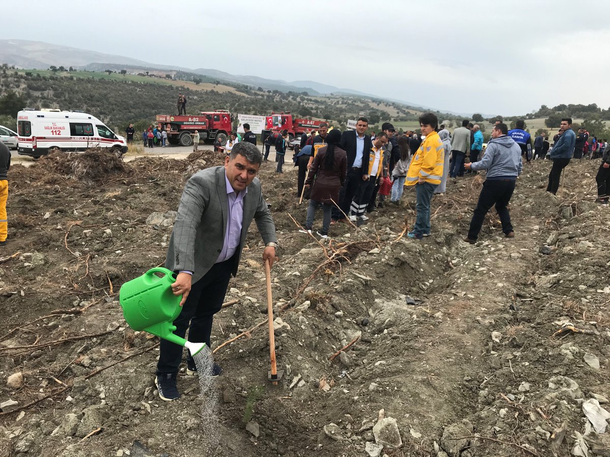 AtaturkManisa's tweet photo. Gelecek nesilller için ağaç diktik.
#EğitimdeKöprübaşı
@KoprubasMem 
@mdikici45
 @il_mem_45
 @tcmeb
 @ziyaselcuk
@AtaturkManisa https://t.co/uApT6kO1wC