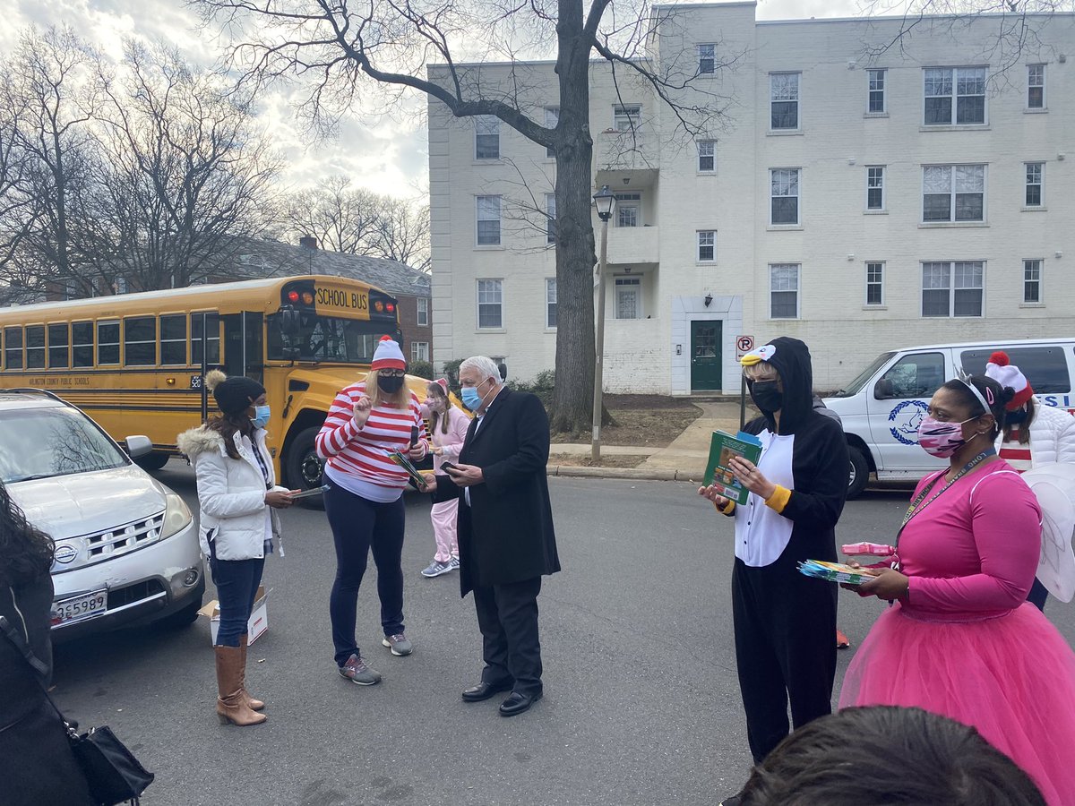 SaraShaw7's tweet photo. Thank you @longbranch_es and @KiwanisArlingto for the Book Bus Tour! 📖 📚 https://t.co/X1WHR6nRtu