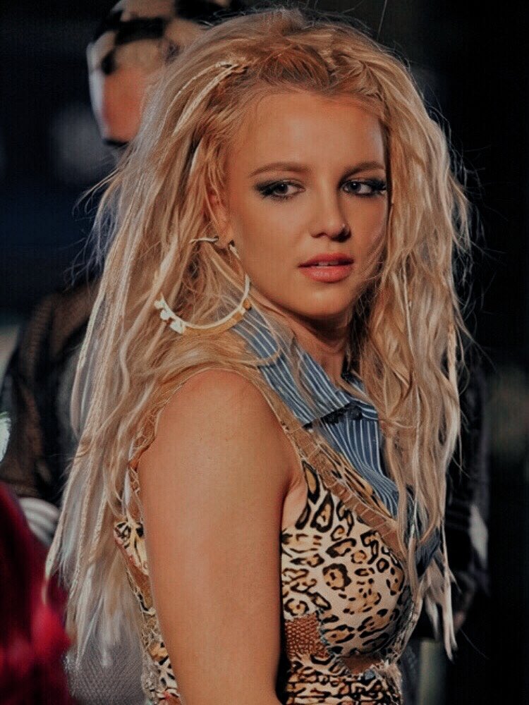 RT @ifuseekeura: britney spears on the set of scrapped 'outrageous' music video, 2004 https://t.co/hl2OcWx09S
