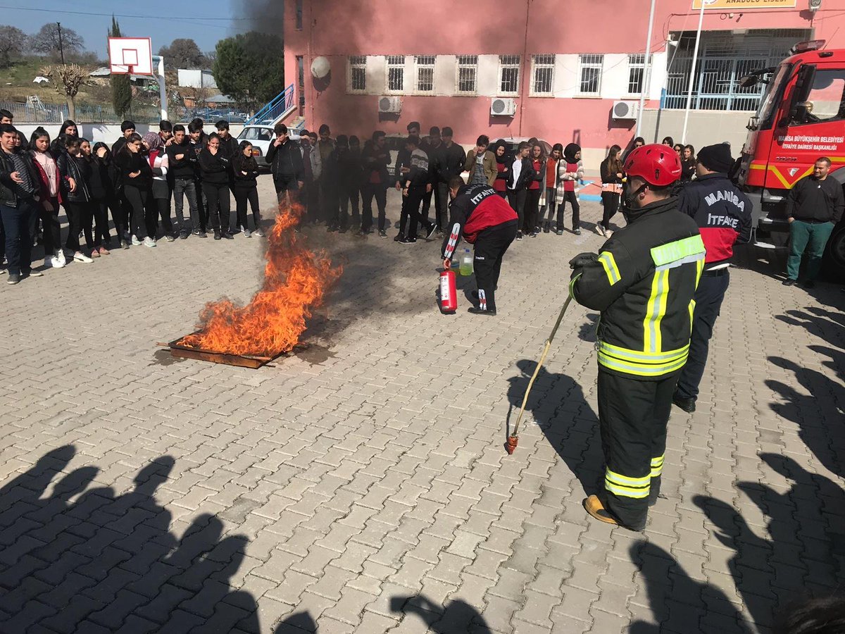 ManisaKAL's tweet photo. #EğitimdeKöprübaşı Yangın Tatbikatı https://t.co/E2xvVaSQB7
