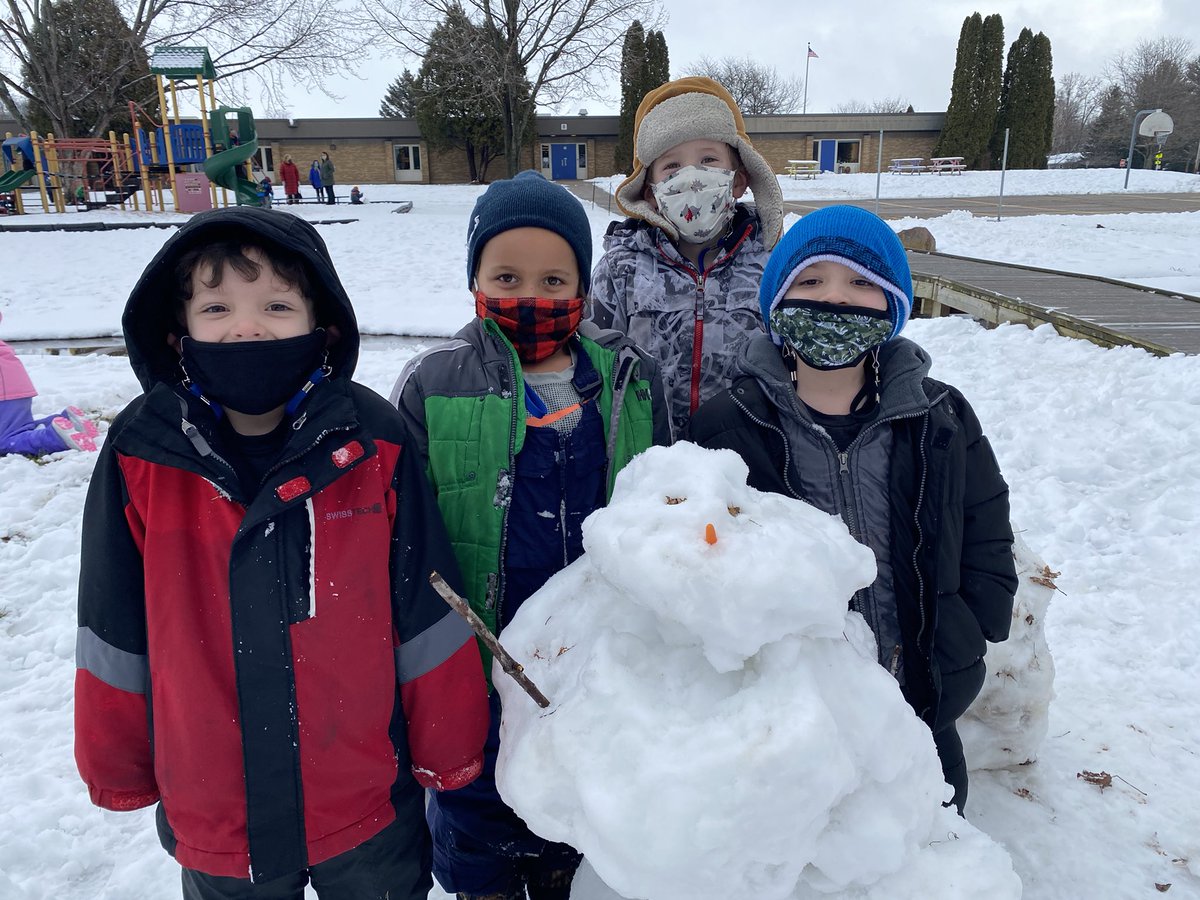PineviewPaws's tweet photo. A fun day to play in the snow at Pineview! #Reedsburgpride https://t.co/gaEEG0FDWO