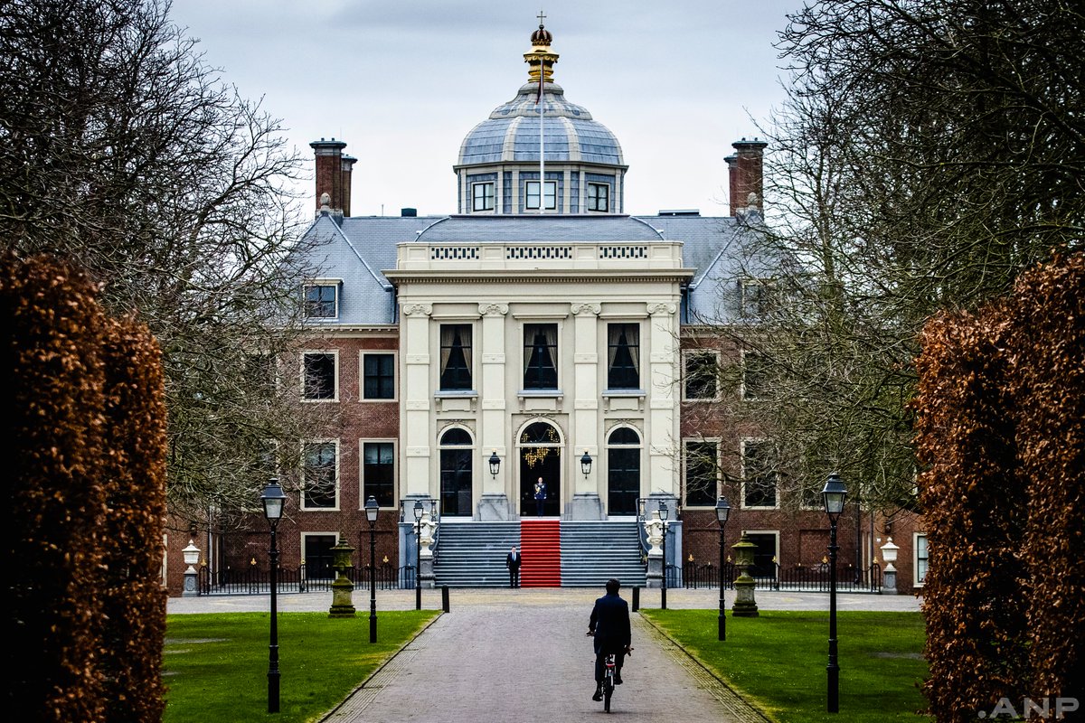 Premier Mark Rutte komt per fiets aan bij paleis Huis ten Bosch om het ontslag van kabinet-Rutte III aan te bieden aan koning Willem-Alexander. <a href="/anpfoto/">ANP Foto</a> #kabinet #toeslagenaffaire #demissionair