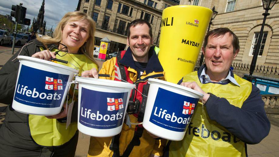 #JoinOurCrew we have a #vacancy and are recruiting for a Community Manager to lead the fundraising, retails &amp; visitor experience teams in #Norfolk &amp; #Suffolk 

For more details about this amazing opportunity to be an #RNLI lifesaver click the link below 
jobs.rnli.org/vacancy/commun…