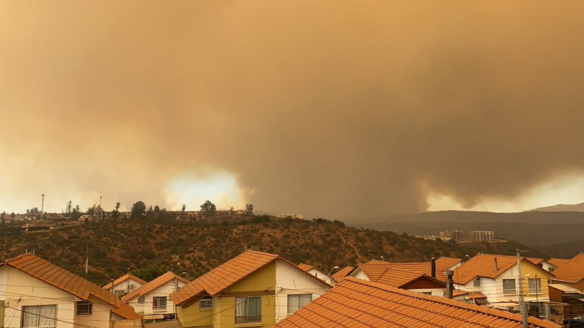 diego_ibanezc's tweet photo. Multiples focos simultaneos causaron total descontrol del incendio. Esto es intencional! Hablé con Pdte. de Com. Medio Ambiente y el próx martes colocará en tabla la ley para prohibir las inmobiliarias en suelos siniestrados. Gobierno debe darle urgencia! @sebastianpinera https://t.co/52xoGekjVk