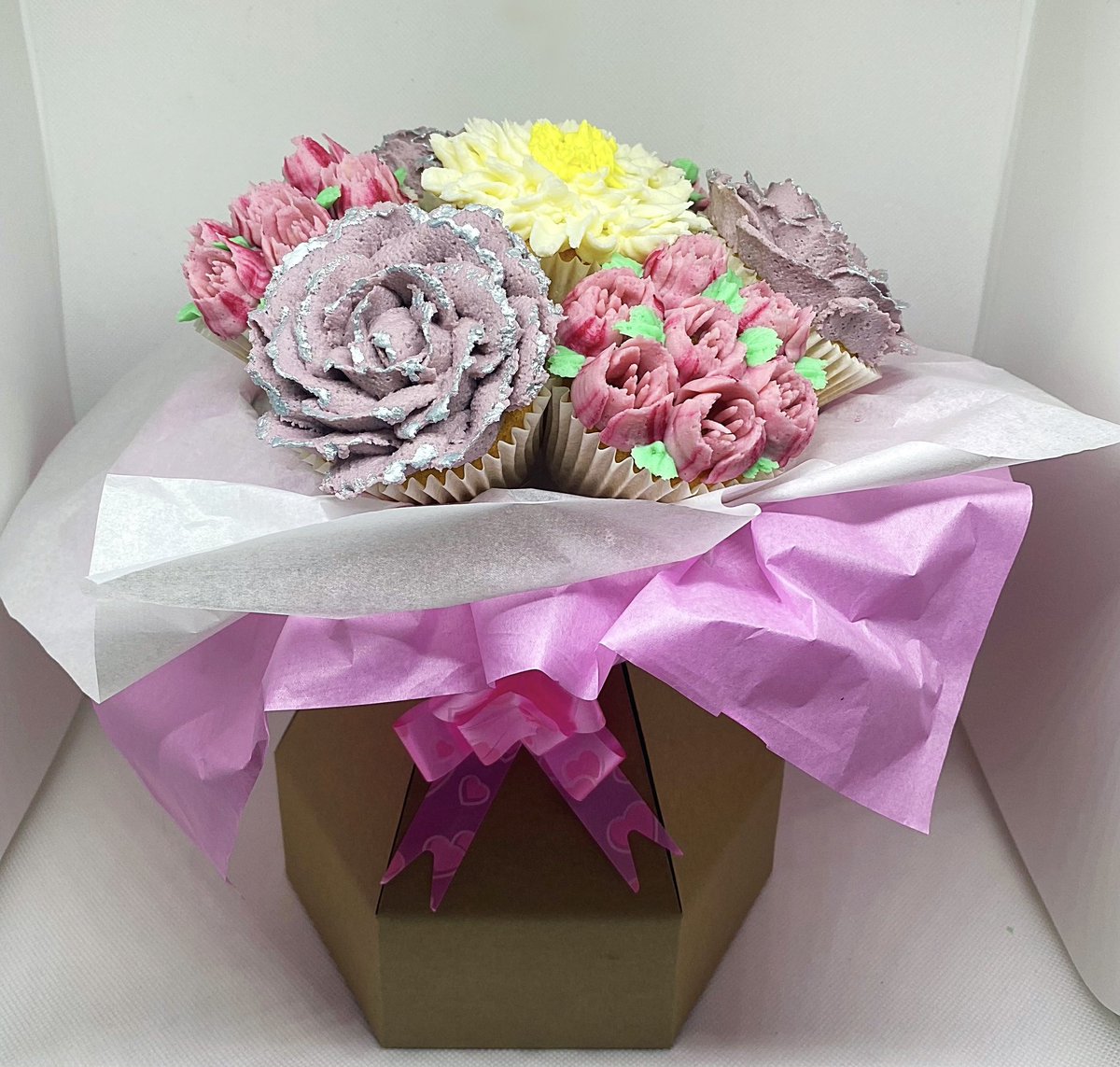 SarahBald1's tweet photo. VALENTINES FLOWER CUPCAKE BOUQUETS 💐🧁 Available to order now (order via my Instagram or Facebook: Sarahbakes30)!! Edinburgh and surrounding https://t.co/2zEVRgULW2