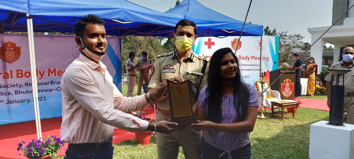 teamsamarpita's tweet photo. #NONE_CAN_DO_EVERYTHING But together we can
Our Organisation Was #felicitated  by @cpbbsrctc Today at Bhubaneswar.This award is dedicated to all our team members, volunteer,donors and respected well wishers. Thanks @SarangiSudhansu Cp sir and @LalitenduMohan6 sir @RotiBankSankul https://t.co/8d9wtMNu5w