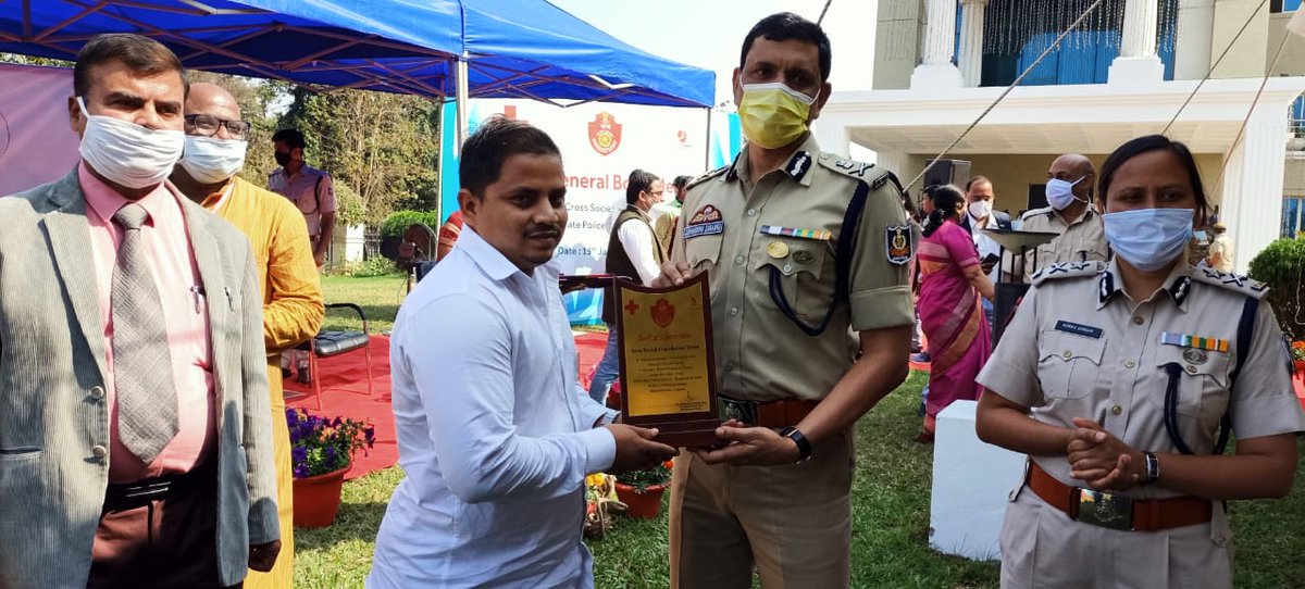 teamsamarpita's tweet photo. #NONE_CAN_DO_EVERYTHING But together we can
Our Organisation Was #felicitated  by @cpbbsrctc Today at Bhubaneswar.This award is dedicated to all our team members, volunteer,donors and respected well wishers. Thanks @SarangiSudhansu Cp sir and @LalitenduMohan6 sir @RotiBankSankul https://t.co/8d9wtMNu5w