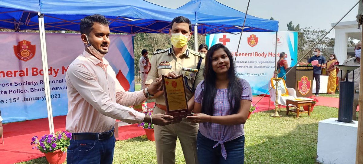 teamsamarpita's tweet photo. #NONE_CAN_DO_EVERYTHING But together we can
Our Organisation Was #felicitated  by @cpbbsrctc Today at Bhubaneswar.This award is dedicated to all our team members, volunteer,donors and respected well wishers. Thanks @SarangiSudhansu Cp sir and @LalitenduMohan6 sir @RotiBankSankul https://t.co/8d9wtMNu5w