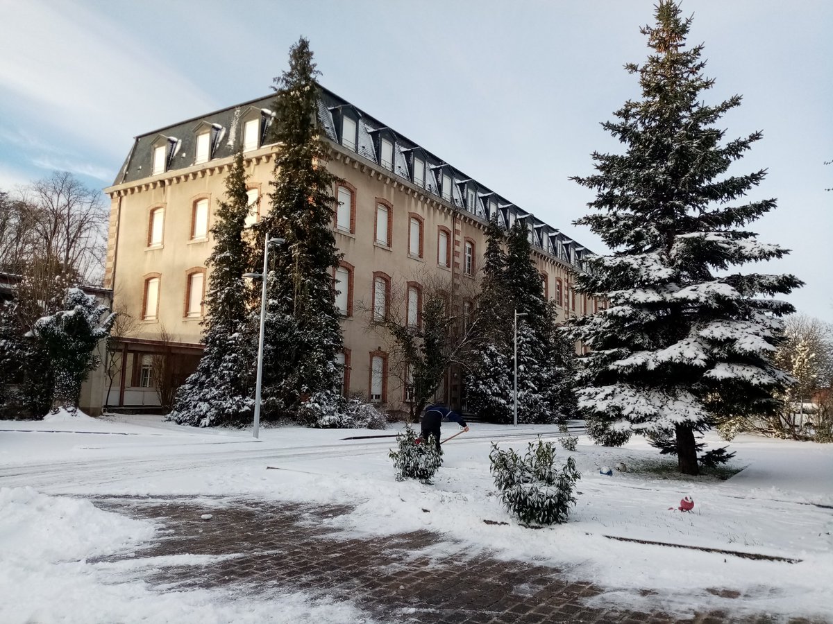 AnnickPastwa's tweet photo. #RDVC sous la neige au Lycée Professionnel Alain Fournier de Verdun @AlainFournier55 https://t.co/yLZrGayWFa