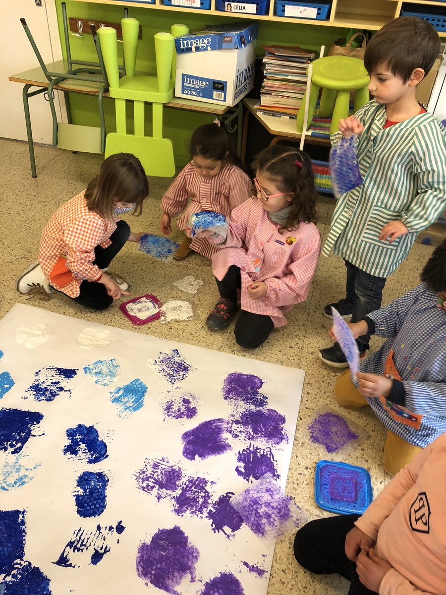 escolasantjoan's tweet photo. Els dinosaures i els gats de P4 i P5 fem d'artistes pintant un mural de l'hivern
#escolasantjoan #berga #educacióinfantil #p4 #p5 #artistes #mural #hivern #colors #pintem #dibuixos #hopassembé https://t.co/7UIzHiznqD