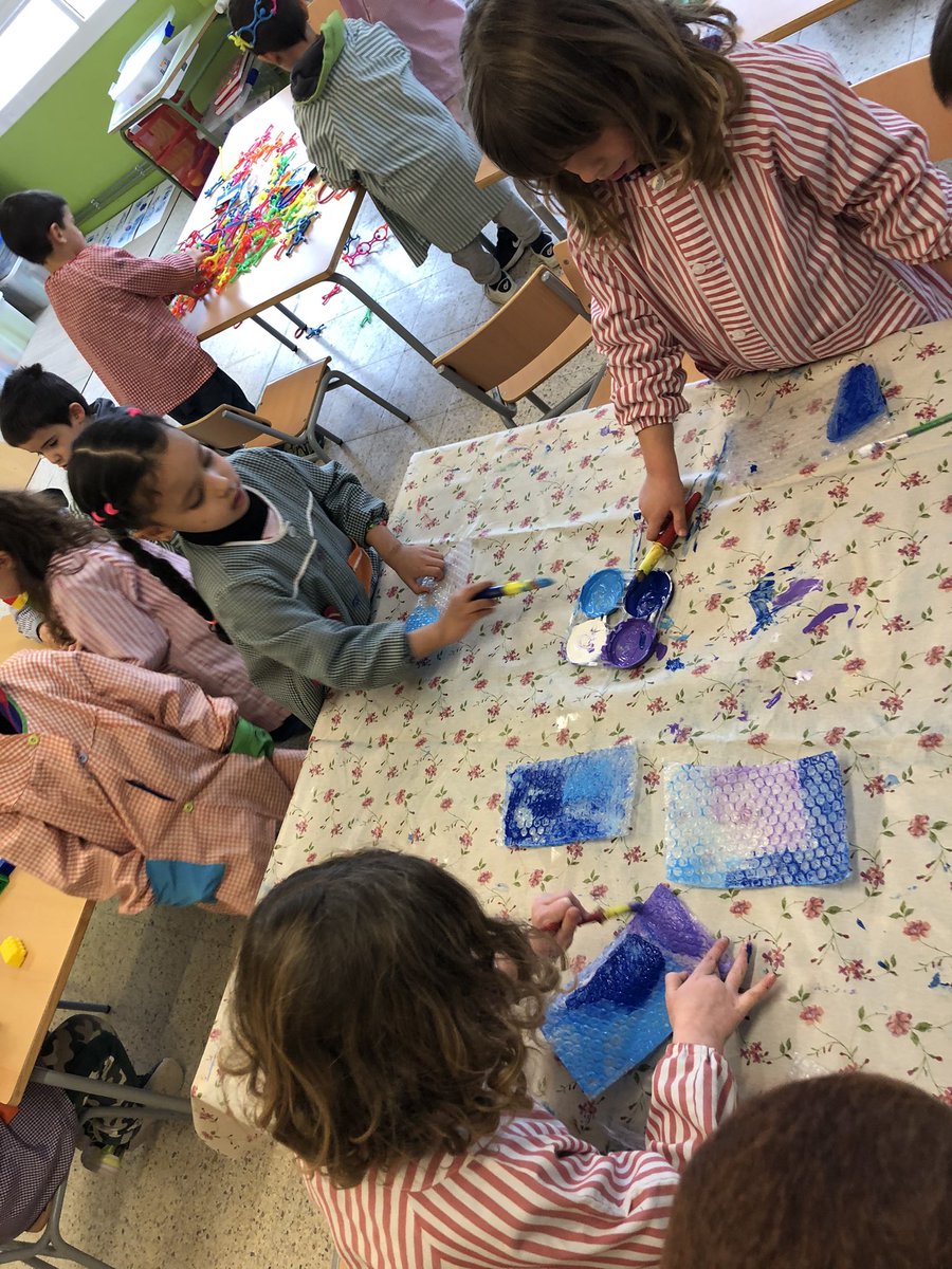 escolasantjoan's tweet photo. Els dinosaures i els gats de P4 i P5 fem d'artistes pintant un mural de l'hivern
#escolasantjoan #berga #educacióinfantil #p4 #p5 #artistes #mural #hivern #colors #pintem #dibuixos #hopassembé https://t.co/7UIzHiznqD