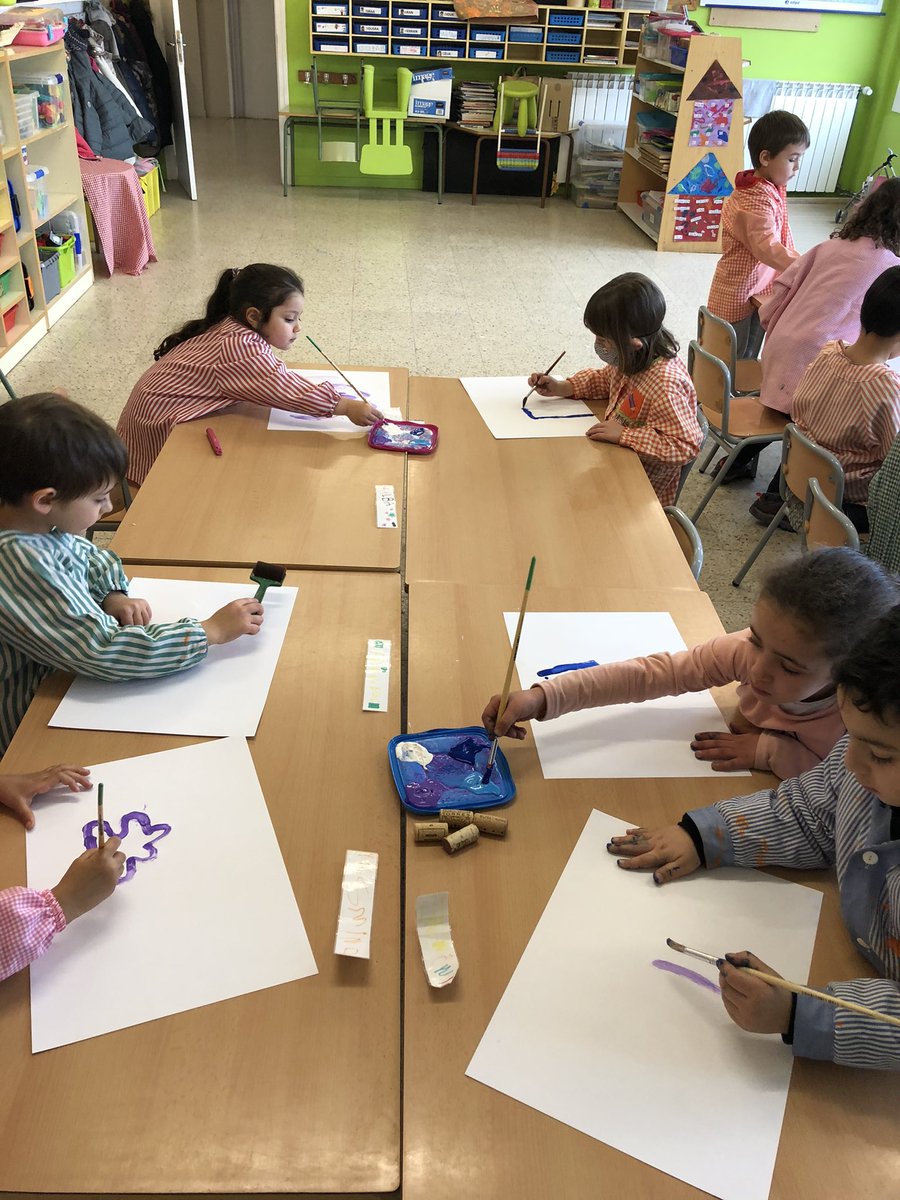 escolasantjoan's tweet photo. Els dinosaures i els gats de P4 i P5 fem d'artistes pintant un mural de l'hivern
#escolasantjoan #berga #educacióinfantil #p4 #p5 #artistes #mural #hivern #colors #pintem #dibuixos #hopassembé https://t.co/7UIzHiznqD
