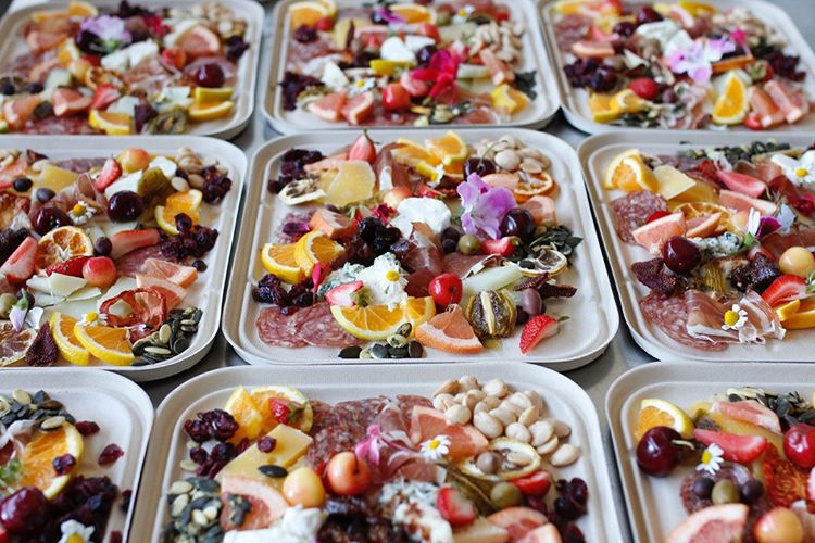 RealOrderve's tweet photo. What if we told you that you could feel good about your food AND the packaging that keeps it secure @worldcentric provides 100% eco-friendly &amp; sustainable products for restaurants &amp; chefs. 

And get this: the company produces 0 carbon footprint from their offsets (😱) https://t.co/sFVvna22Ft