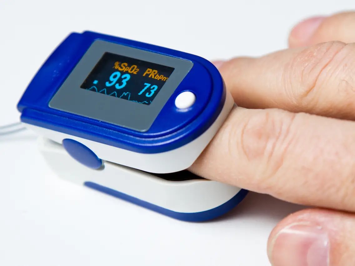 **A PULSE OXIMETER CAN SAVE YOUR LIFE** There’s a significant link between oxygen saturation levels and 30 day mortality rates in  #COVID19THREAD...