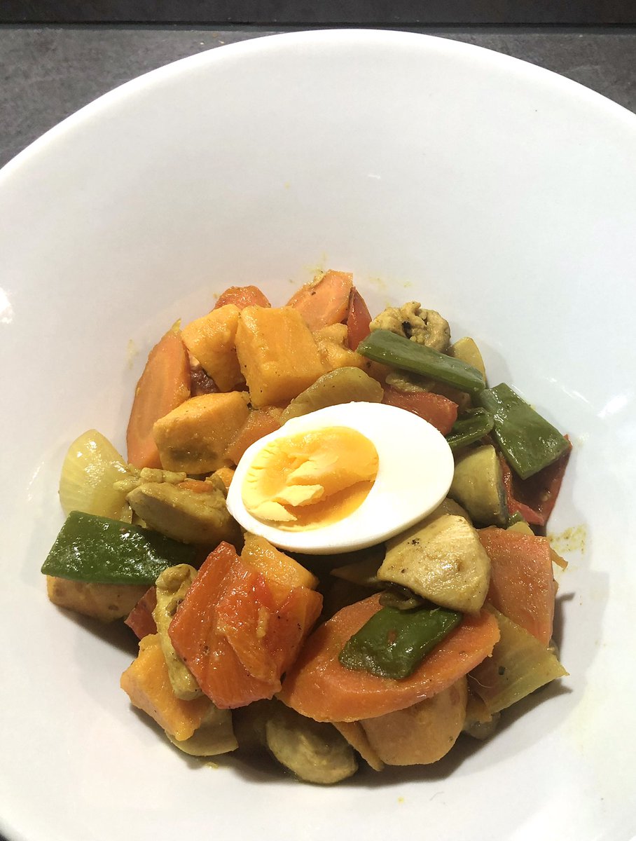 AlainKerkhofs's tweet photo. Super tasty Friday dinner! Healthy and low carb power dinner 🤤. #chicken, #sweetpeppers, #flatbeans, #sweetpotatos, #carrots, #mushrooms, #garlic, #onions and #boiledeggs. #homecooking #chef #instagram https://t.co/vZbf3BkCKN