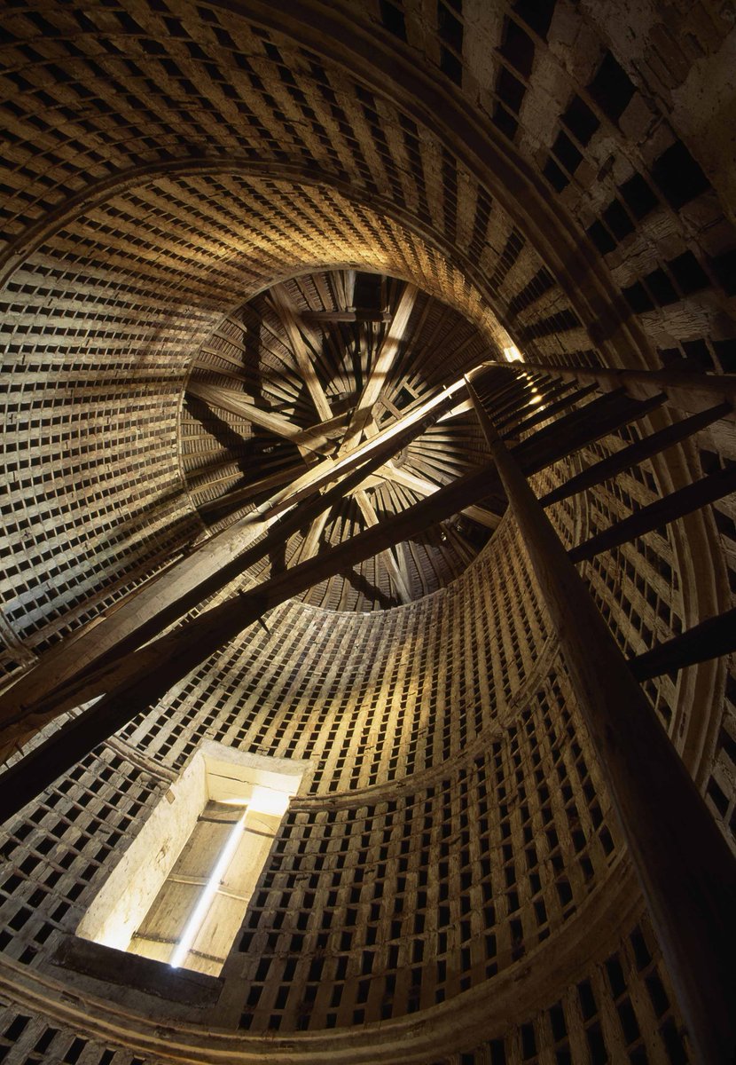 ChateauSJB's tweet photo. #Pigeonnier
Avec ses 4 500 cent boulins (nichoirs), le pigeonnier de Saint-Jean de Beauregard est l’un des plus grands d’Ile-de France. Sa double échelle pivotante, haute de 12 mètres et sa charpente spectaculaire en font un point essentiel de la visite du domaine. https://t.co/O33laN6dME
