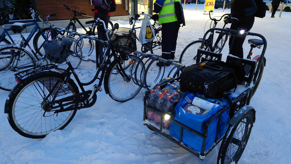 Inspired by  @AmericanFietser, here's a small thread of  #groceryshopping by  #bike in  #Oulu. It was -9 or -10°C so pretty warm for us. 1/x