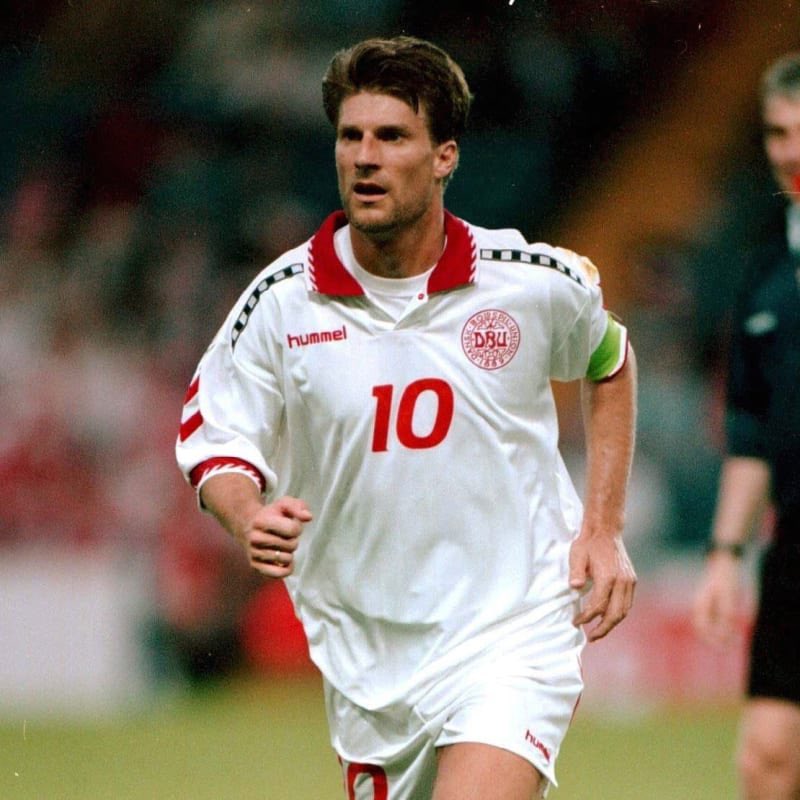 [THREAD] ~ Il était une fois … Michael LaudrupL'un des joueurs les plus sous-côtés de l'Histoire. Et pourtant l'un des meilleurs 10 que le foot ait connu. Source d’inspirations de nos idoles. Voici l'histoire de Michael Laudrup 