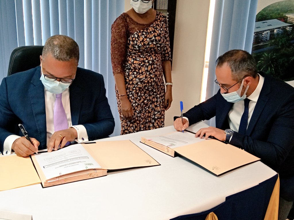 gouvbenin's tweet photo. Signature des contrats entre la #SImAU et les entreprises #ACC, SOGEA SATOM BENIN et le Groupement SP CONSTRUCTION-COMTEL TECHNOLOGIE-DYJESCK. #Wasexo #Gouvbenin #CadreDeVie #PAGBenin https://t.co/ByqcLamSs9