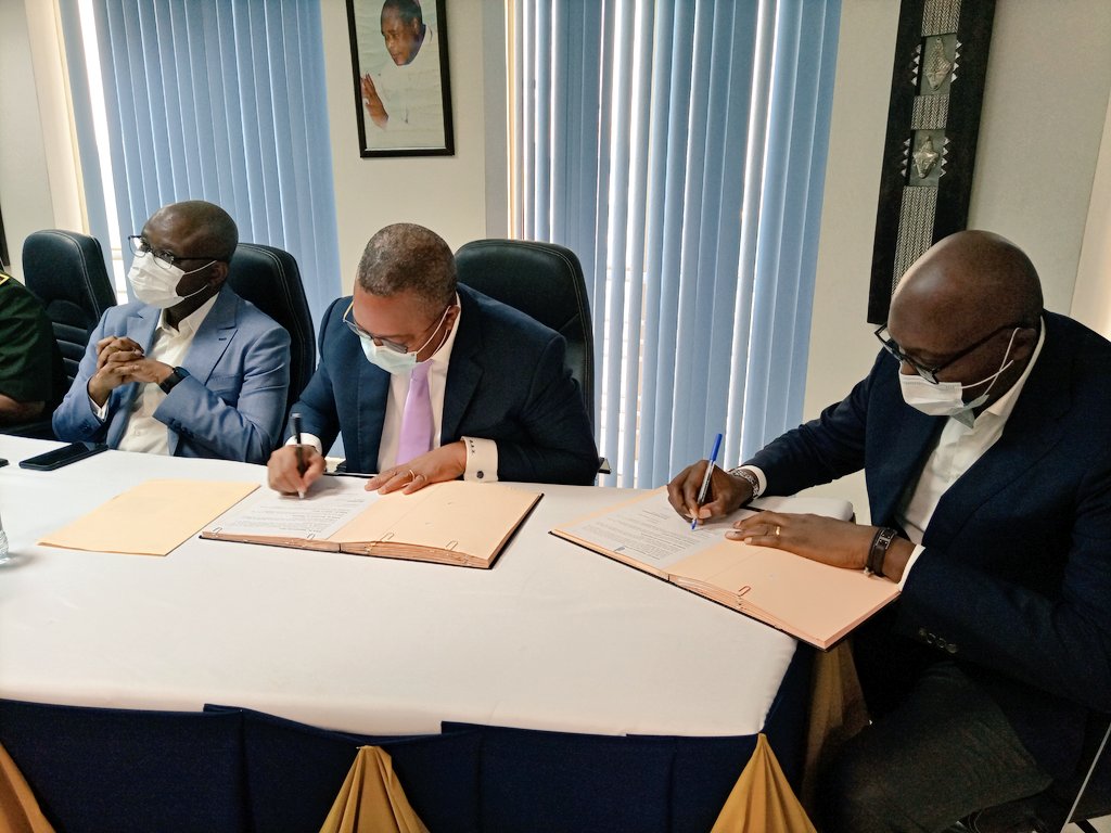 gouvbenin's tweet photo. Signature des contrats entre la #SImAU et les entreprises #ACC, SOGEA SATOM BENIN et le Groupement SP CONSTRUCTION-COMTEL TECHNOLOGIE-DYJESCK. #Wasexo #Gouvbenin #CadreDeVie #PAGBenin https://t.co/ByqcLamSs9