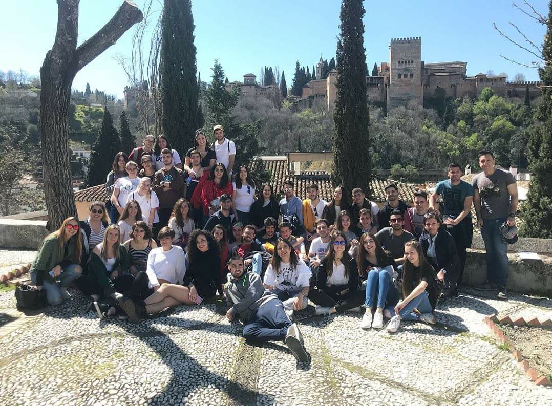 CeliaD_Primaria's tweet photo. Gracias a todas y cada una de las personas que me han acompañado durante esta inolvidable experiencia. Compañeros, buenos amigos que se han convertido en pilares imprescindibles y sobre todo a mi familia, que sin ellos esto no podría haber sido posible ♥️🥰 #contenidosBReto7 https://t.co/FhsVUgdqtb