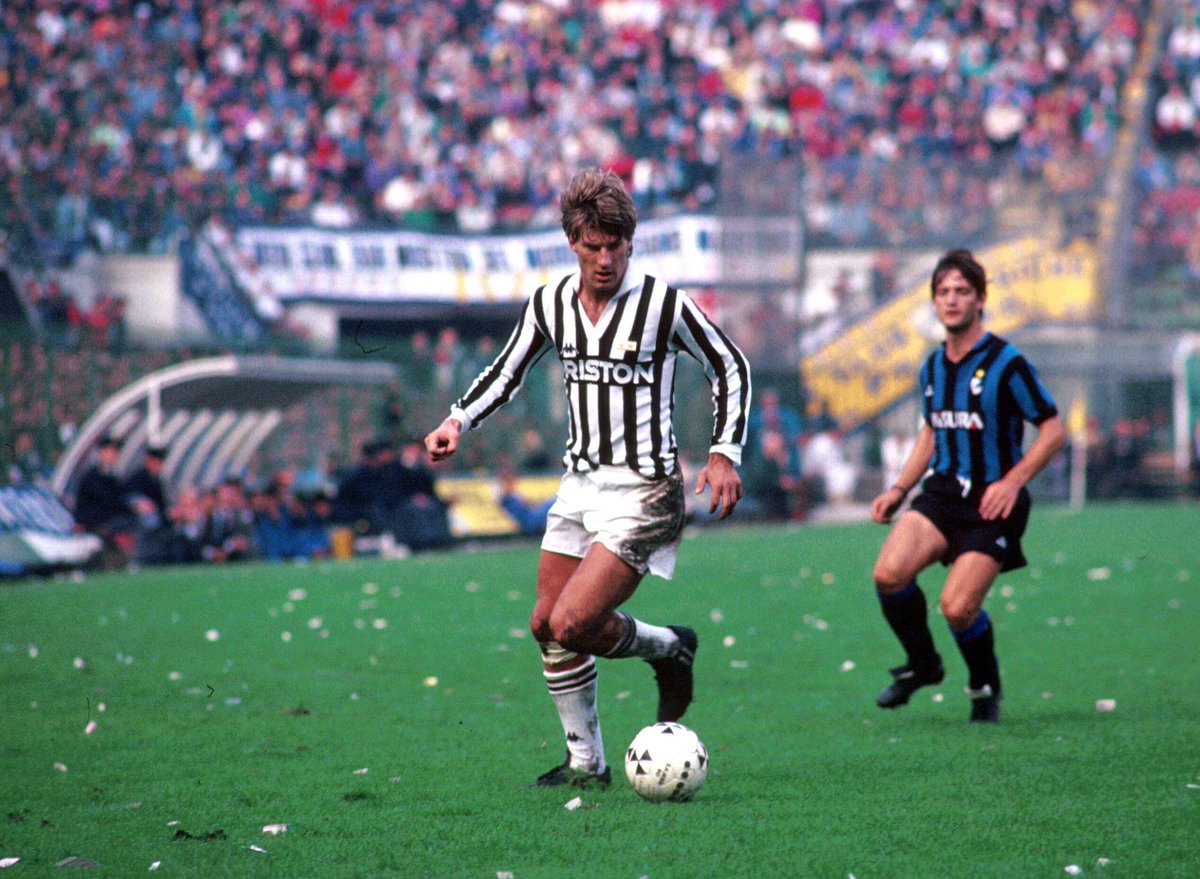 En 87, usé physiquement à 32 ans, Platini décidera de raccrocher les crampons. Ce départ offrira à Laudrup les clés du milieu de terrain de la Juve. Toutefois les années qui suivent ne furent pas un grand succès : son duo avec Ian Rush fut une déception, et il quittera la Serie A