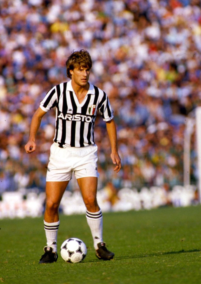 En 87, usé physiquement à 32 ans, Platini décidera de raccrocher les crampons. Ce départ offrira à Laudrup les clés du milieu de terrain de la Juve. Toutefois les années qui suivent ne furent pas un grand succès : son duo avec Ian Rush fut une déception, et il quittera la Serie A