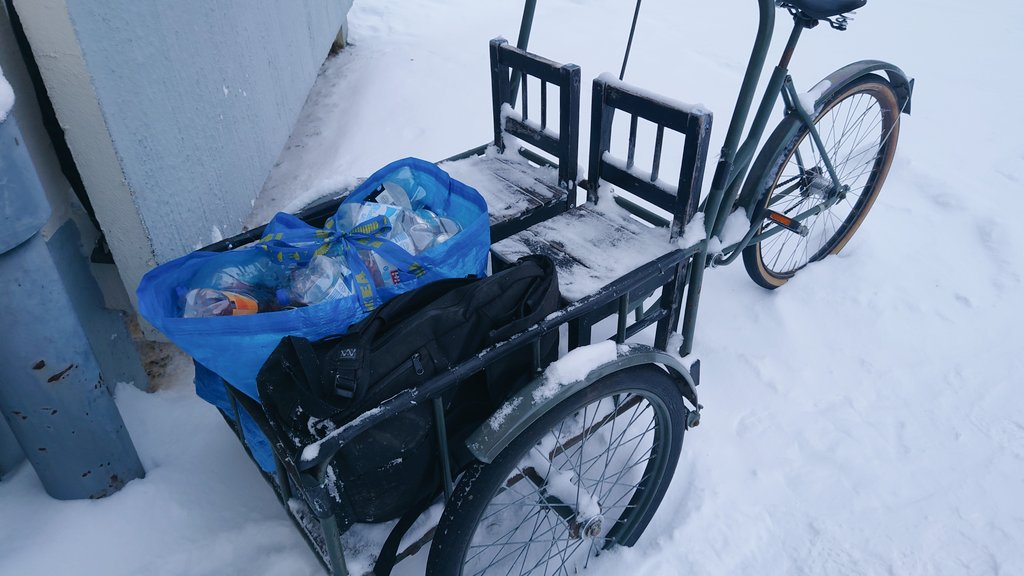 Step two: throw in the stuff and go. This bike is a Finnish-made  #Pyrkijä probably from 1950's and weighs 48 kg 4/x