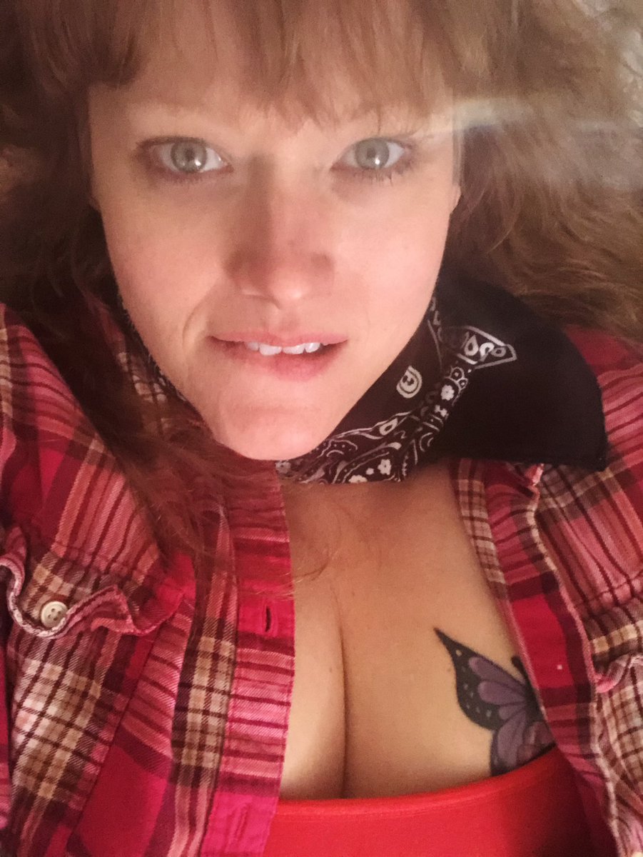 OdyneLaFee's tweet photo. Anyone wanna help a gimp girl outta her clothes??
🤣
#SofaSelfies #GimpGirl #StillGotsIt 💪😘💥 https://t.co/nMqEWhbkLi
