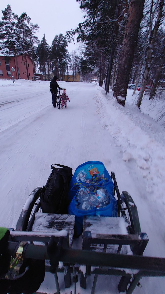 From our yard, it's a distance of zero meters to this bike path, safe for everyone to use. 5/x