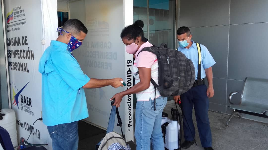 baer_ve's tweet photo. #15Ene | #ReporteBAER ¡EL USO DE LA MASCARILLA ES OBLIGATORIO! Exhortamos a los usuarios del @aeroporlamar en Nva. Esparta, a cumplir con los protocolos sanitarios exigidos por las autoridades para resguardar las operaciones y evitar la propagación del Covid-19
#DiálogoPorLaPaz https://t.co/9lzJpIWlVO