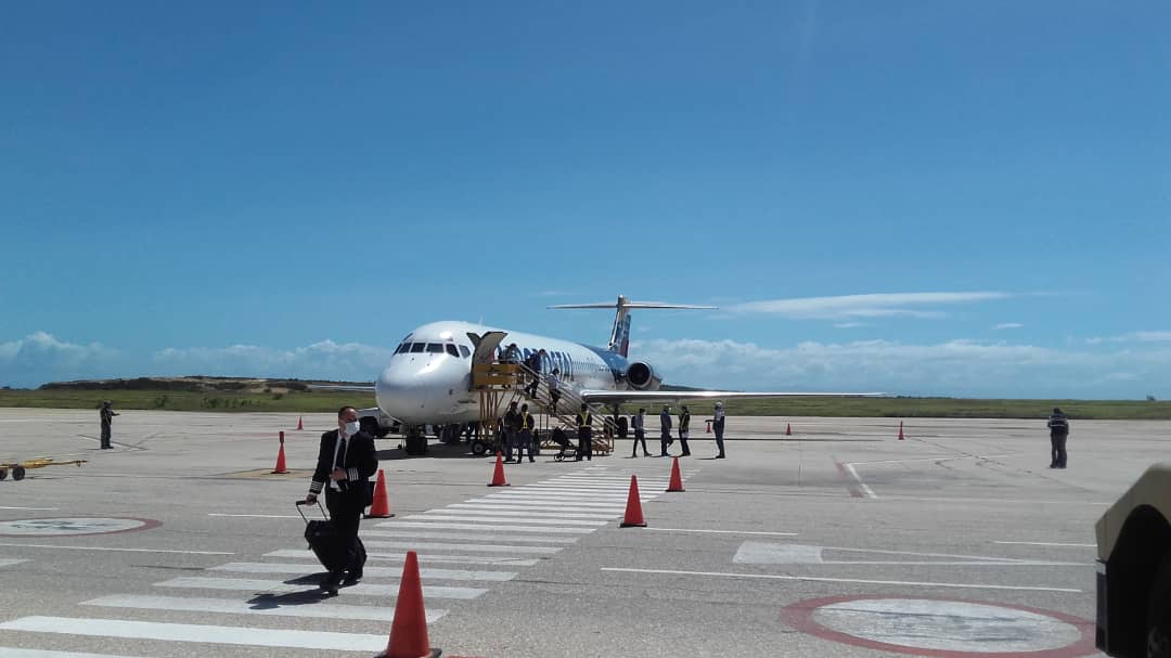 baer_ve's tweet photo. #15Ene | #ReporteBAER ¡EL USO DE LA MASCARILLA ES OBLIGATORIO! Exhortamos a los usuarios del @aeroporlamar en Nva. Esparta, a cumplir con los protocolos sanitarios exigidos por las autoridades para resguardar las operaciones y evitar la propagación del Covid-19
#DiálogoPorLaPaz https://t.co/9lzJpIWlVO