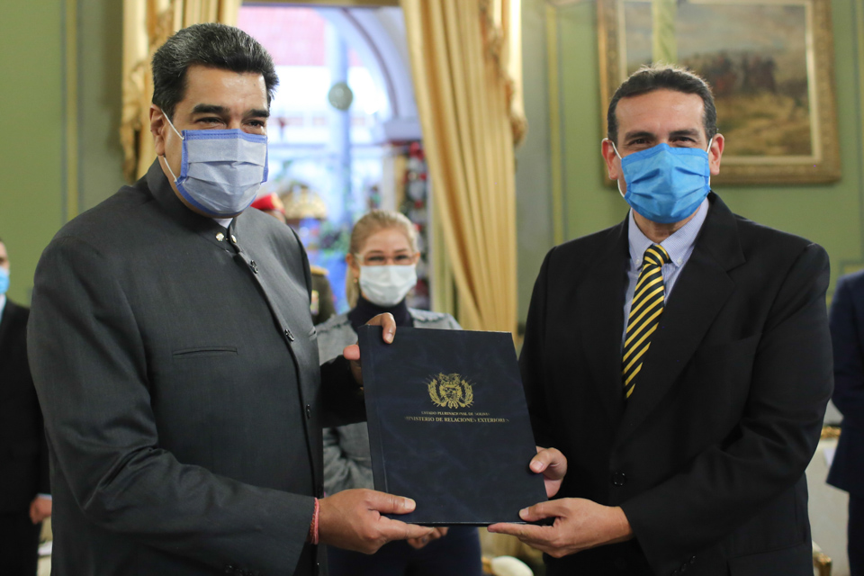 #NotiMippCI 📰🗞| Presidente Maduro recibió Cartas Credenciales del embajador de Bolivia. Lea más ⏩ bit.ly/3ihMFRB  #DiálogoPorLaPaz