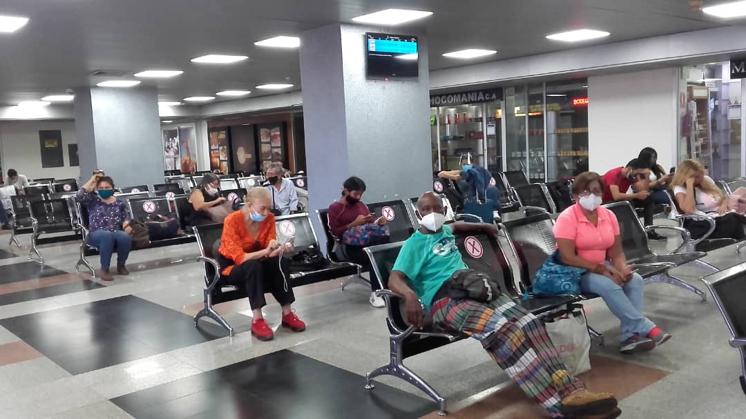 baer_ve's tweet photo. #15Ene | #ReporteBAER ¡Controles de temperatura y desinfección de manos, son parte de las medidas que se aplican en el @aeroporlamar en Nva. Esparta, para el cumplimiento de los protocolos de bioseguridad! ¡Recuerda que el distanciamiento físico es importante!
#DiálogoPorLaPaz https://t.co/kF3yDtOoid