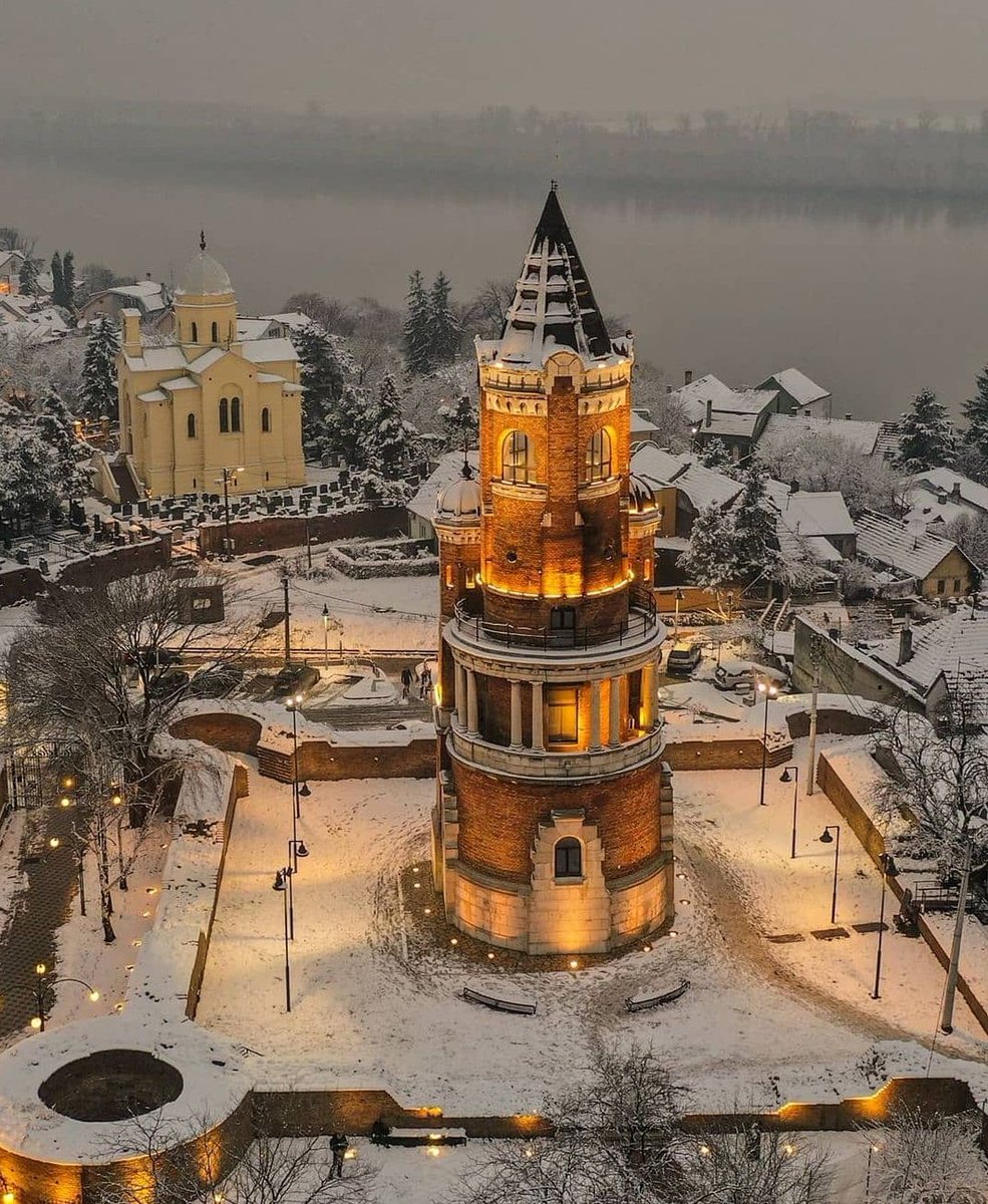 Belgrad'da bulunan Gardoş Kulesi'nin karlar içinde masalsı yükselişi ve arkada Angelopoulos filmlerini andıran manzarası ile Tuna Nehri. 

#BalkanGezi