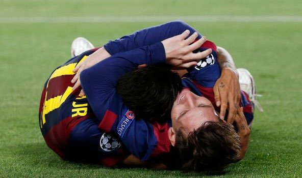 90’+4, Et pourquoi faire les choses à moitié ? Messi lance Neymar en profondeur en contre attaque et ce dernier dépose la balle dans les filets de Manuel Neuer. Vous l’avez compris, Messi part avec 2 buts et 1 passes décisive : Le Barça est quasi en final