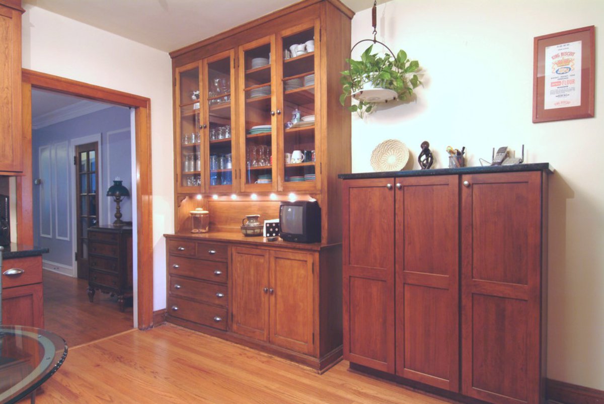 Dream_Kitchens's tweet photo. Arts and Crafts Style Kitchen in Evanston – The cabinet, original to the house, was salvaged and given a new look with under-cabinetry lighting and new knobs.

#KitchenDesign #DreamKitchensInc #KitchenRemodel #KitchenInspiration #Evanston https://t.co/Q3ryjt3vzu