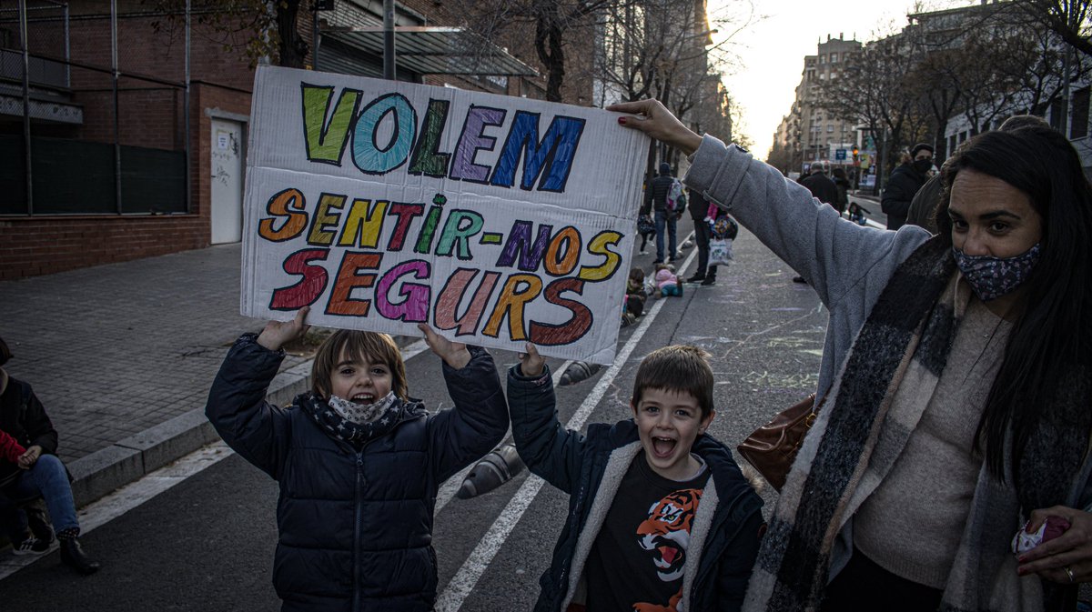 davidmelero__'s tweet photo. Avui l'ampa de l'escola Antoni Balmanya de Barcelona s'ha mobilitzat i tallat el Carrer de Sant Antoni Maria Claret com a protesta per la falta de pacificació del carrer de l'entrada de l'escola. Seguiu el fil 👇 https://t.co/iYNllimLSI