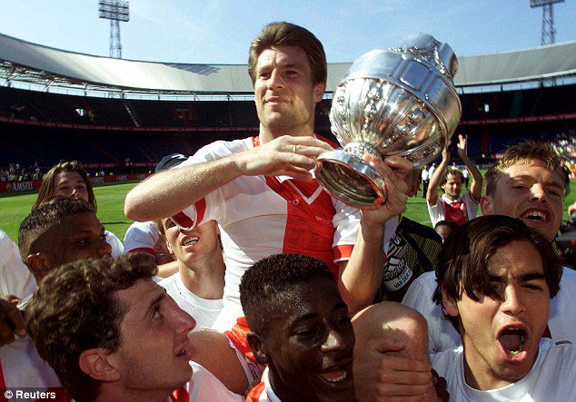 Après un court passage à Kobe au Japon, ainsi qu'une ultime saison à l'Ajax ponctuée par un titre de Champion des Pays-Bas, Michael Laudrup mettra un terme à sa carrière à l'âge de 34 ans.