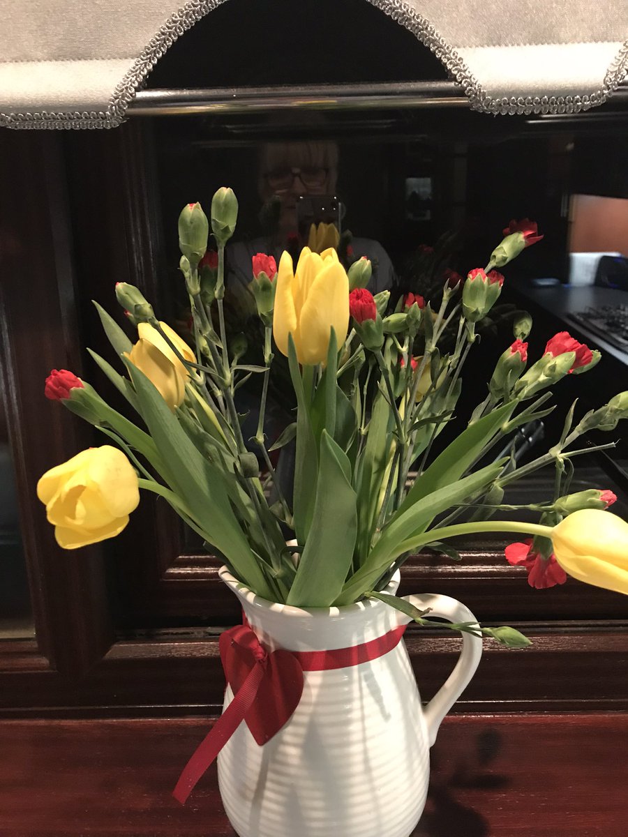 Knock at the door tonight and my friend delivered these - just because 💕#kindness #friendship https://t.co/xqwv5m8NIy