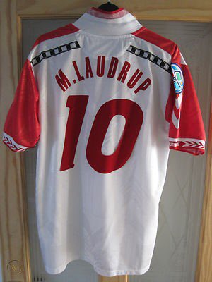 « ... Michael Laudrup était un monstre. C'était le meilleur 10, et par 10 j'entends celui qui fait jouer son équipe. Laudrup ? mon dieu ... Les passes qu'il faisait ... Au sol, il brisait deux lignes et c'est comme si la balle ralentissait quand elle voyait l'attaquant »