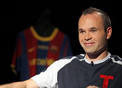 Andres Iniesta : «Quand j’étais petit, je regardais beaucoup Zidane. Mais mon idole absolue, c’était Laudrup. Quand tu le regardais jouer, tu ne perdais jamais ton temps. Je me fichais bien qu’il y ait des buts ou pas. Observer ses mouvements c’était un vrai spectacle en soi»